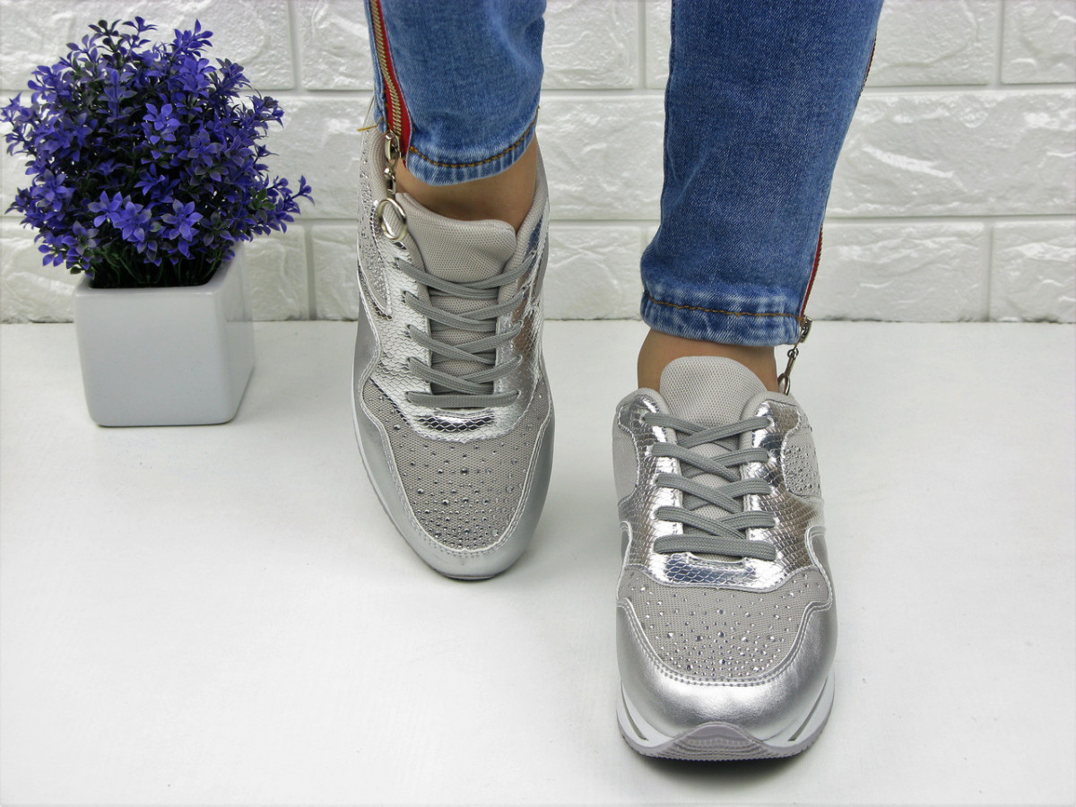 Жіночі стильні сріблясті кросівки в каменях