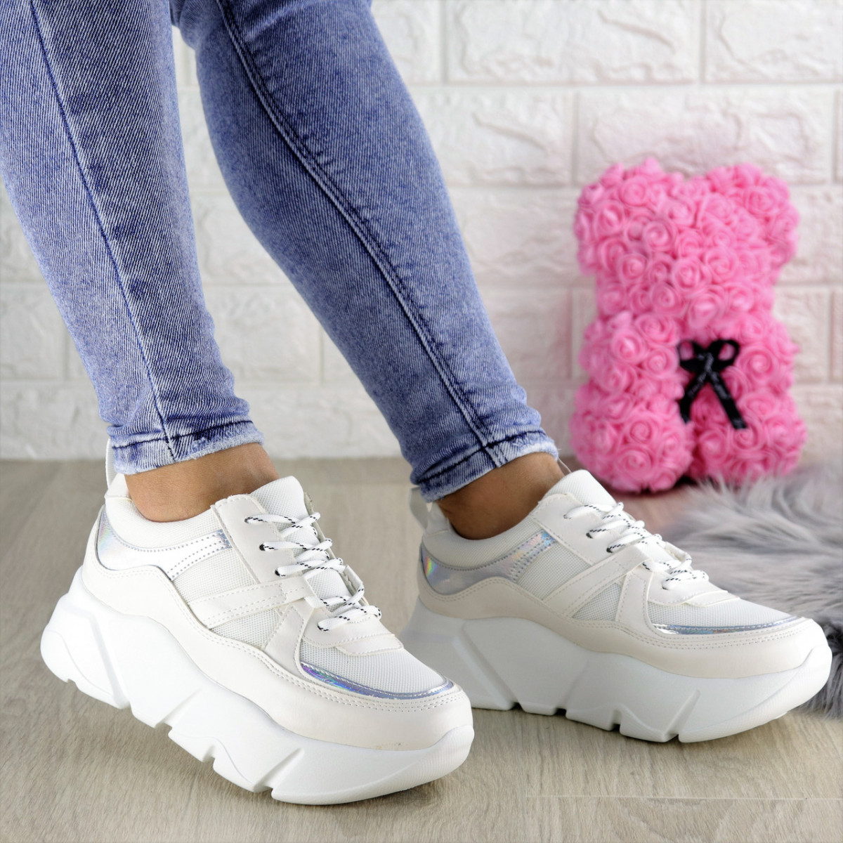 Жіночі білі кросівки Yedi
