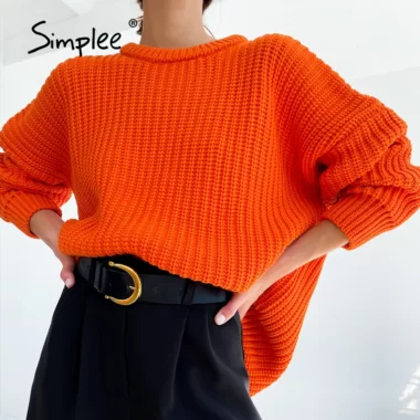 Простий жіночий светр